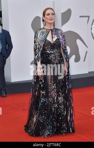 Julianne Moore nimmt am 31. August 2022 in Venedig, Italien, an der Eröffnungszeremonie des „White Noise“ und des „Red Carpet“ beim Internationalen Filmfestival von Venedig 79. Teil. Foto: Paolo Cotello/imageSPACE/MediaPunch Stockfoto