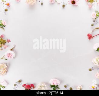 Herbst kreative Komposition Rosen, Hortensien Blumen auf grauem Hintergrund. Herbst, Herbsthintergrund. Flach liegend, Draufsicht, Kopierbereich Stockfoto