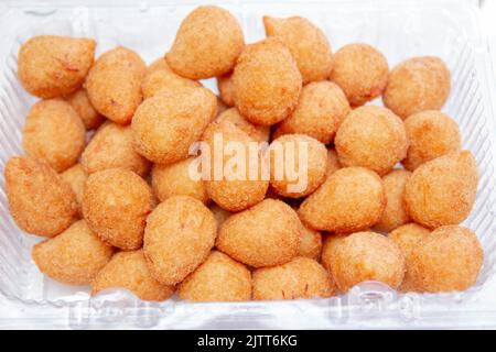 Gesalzenes Huhn in Brasilien allgemein als Hähnchendrumstick bekannt. Stockfoto