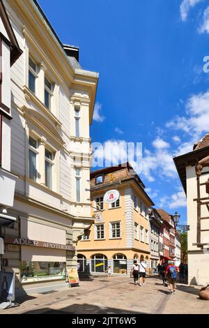Neustadt an der Weinstraße, Deutschland - August 2022: Alte Innenstadt mit kleinen Geschäften an sonnigen Tagen Stockfoto