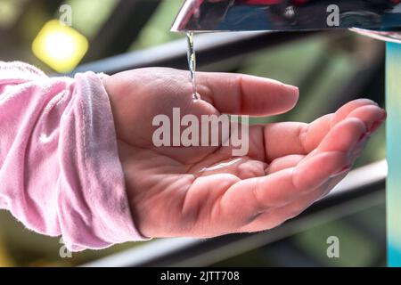 Frau, die in Rio de Janeiro Alkohol-Gel auf die Hand legt. Stockfoto