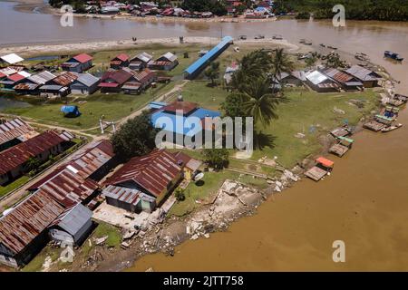 (ANMERKUNG DER REDAKTION: Bild aufgenommen mit Drohne)Eine Ansicht der zerstörten Häuser der Bewohner im Dorf Muara Sampara, ein Abrieb des Konaweeha-Flusses. Stockfoto