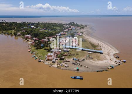 Konawe, Indonesien. 01. September 2022. (ANMERKUNG DER REDAKTION: Bild aufgenommen mit Drohne)Eine Ansicht der zerstörten Häuser der Bewohner im Dorf Muara Sampara, ein Abrieb des Konaweeha-Flusses. (Foto von Andry Denisah/SOPA Images/Sipa USA) Quelle: SIPA USA/Alamy Live News Stockfoto