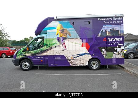 NatWest Cymru Nat West Wales Walisische Sprachanzeige auf Seite des National Westminster Bank van Vehicle Llandovery carpark Wales Großbritannien 2022 KATHY DEWITT Stockfoto