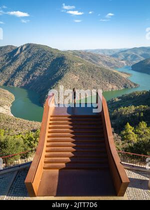 Aussichtspunkt von Ujo über den Mäander des Flusses Tua, in der Douro-Region Stockfoto