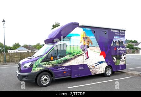 NatWest Cymru Nat West Wales Walisische Sprachanzeige auf Seite des National Westminster Bank van Vehicle Llandovery carpark Wales Großbritannien 2022 KATHY DEWITT Stockfoto