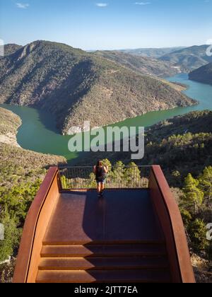 Aussichtspunkt von Ujo über den Mäander des Flusses Tua, in der Douro-Region Stockfoto