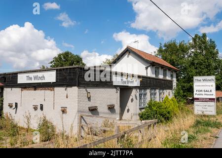 Das geschlossene öffentliche Haus The Winch zum Verkauf, ehemals The Sportsman. Im Dorf West Winch, außerhalb von King's Lynn, Norfolk. Stockfoto