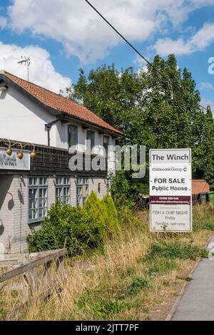 Das geschlossene öffentliche Haus The Winch zum Verkauf, ehemals The Sportsman. Im Dorf West Winch, außerhalb von King's Lynn, Norfolk. Stockfoto