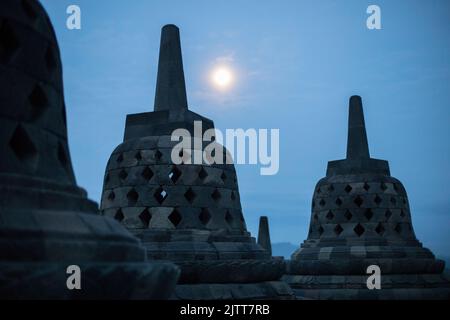 Stupas bei Sonnenaufgang am alten buddhistischen Borobudur-Tempel außerhalb von Jogjakarta (Yogyakarta), Java, Indonesien, Asien. Stockfoto