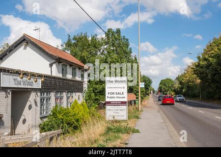 Geschlossenes öffentliches Haus The Winch zum Verkauf, ehemals The Sportsman. Neben der verkehrsreichen Straße A10 im Dorf West Winch, außerhalb von King's Lynn, Norfolk. Stockfoto