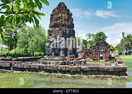 Prang Ku, ein alter, ruinierter lateritischer Khmer-Tempel, in der Stadt Chaiyaphum, Thailand Stockfoto