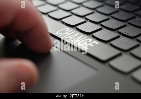 Technologie- und Geschäftskonzept. Auf der Laptop-Tastatur der Hand einer Person, auf der Leertaste gibt es eine Inschrift - ÄNDERUNG Stockfoto