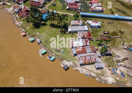 Konawe, Süd-Ost Sulawesi, Indonesien. 1. September 2022. (ANMERKUNG DER REDAKTION: Bild aufgenommen mit Drohne).Ein Blick auf zerstörte Häuser der Bewohner im Dorf Muara Sampara, ein Abrieb des Konaweeha Flusses. (Bild: © Andry Denisah/SOPA Images via ZUMA Press Wire) Stockfoto