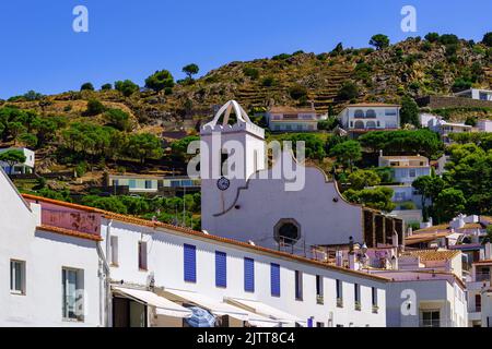 Kirche und weiße Häuser an der malerischen Küste von Katalonien an einem Sommertag, Spanien. Stockfoto