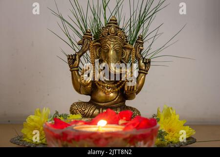 Idol des indischen gottes herr ganesha geschmückt während ganesh chaturthifest. Gott mit Elefantengesicht Stockfoto