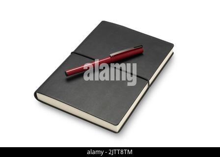 Schwarzes Journal oder Notizbuch mit rotem Stift geschlossen. Isoliert auf Weiß mit Wegausschnitt Stockfoto