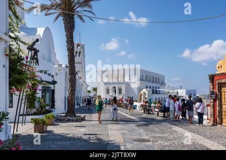 Die orthodoxe Metropolitan Cathedral und das Hotel Atlantis in der Hauptstraße in Fira / Thira mit Touristen. Santorini, Kykladen, Griechenland Stockfoto