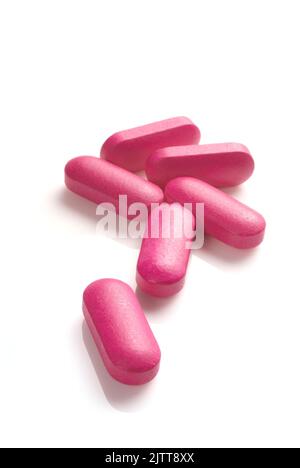 Ibuprofen Pillen auf weißem Hintergrund Stockfoto