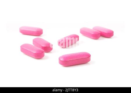 Ibuprofen Pillen auf weißem Hintergrund verstreut Stockfoto