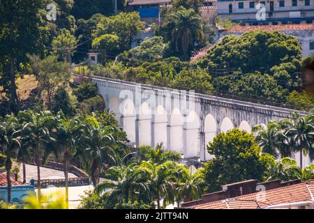 Lapa-Bögen von der Spitze des Viertels santa teresa in rio de Janeiro, brasilien. Stockfoto