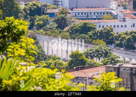 Lapa-Bögen von der Spitze des Viertels santa teresa in rio de Janeiro, brasilien. Stockfoto
