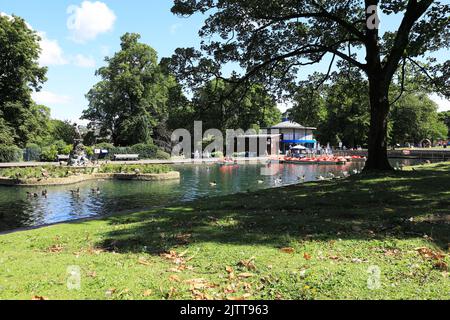 Der Bootssee im Lister Park, dem größten Park von Bradford, und im Manningham-Gebiet der Stadt in West Yorkshire, Großbritannien Stockfoto