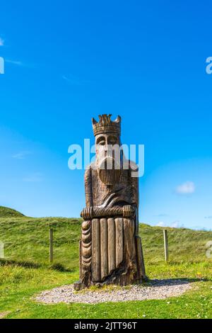 UIG, ISLE OF LEWIS, SCHOTTLAND - 03. AUGUST 2022: Holzschnitzerei der Königsschachfigur 'Lewis Chessmen' von Stephen Hayward in der Nähe von Ardroil Beach. Stockfoto