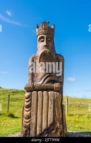 UIG, ISLE OF LEWIS, SCHOTTLAND - 03. AUGUST 2022: Holzschnitzerei der Königsschachfigur 'Lewis Chessmen' von Stephen Hayward in der Nähe von Ardroil Beach. Stockfoto