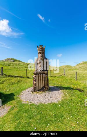 UIG, ISLE OF LEWIS, SCHOTTLAND - 03. AUGUST 2022: Holzschnitzerei der Königsschachfigur 'Lewis Chessmen' von Stephen Hayward in der Nähe von Ardroil Beach. Stockfoto