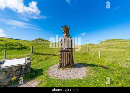 UIG, ISLE OF LEWIS, SCHOTTLAND - 03. AUGUST 2022: Holzschnitzerei der Königsschachfigur 'Lewis Chessmen' von Stephen Hayward in der Nähe von Ardroil Beach. Stockfoto