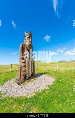 UIG, ISLE OF LEWIS, SCHOTTLAND - 03. AUGUST 2022: Holzschnitzerei der Königsschachfigur 'Lewis Chessmen' von Stephen Hayward in der Nähe von Ardroil Beach. Stockfoto