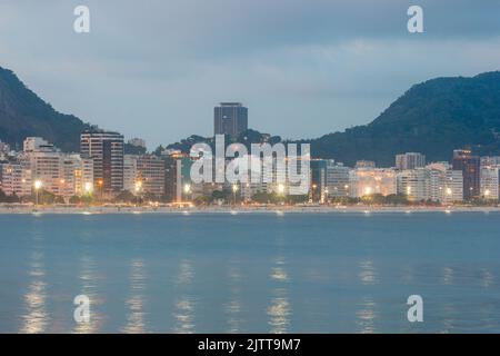 Abenddämmerung am Strand von Rio de Janeiro. Stockfoto