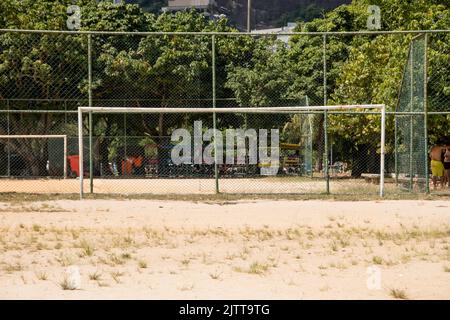 Earth Fußballfeld, bekannt als varzea in rio de janeiro, brasilien. Stockfoto