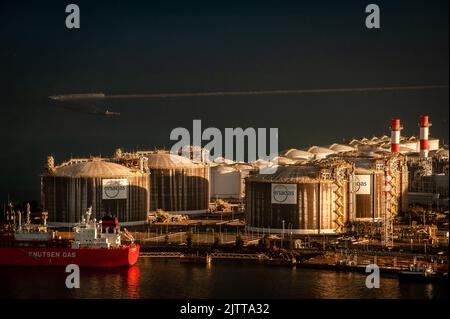 Gasspeichertanks des spanischen Energieunternehmens und des europäischen Übertragungsnetzbetreibers Enagas im Hafen von Barcelona. Stockfoto