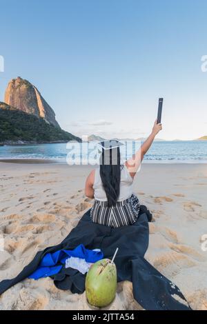 Frau in Abschlusskleidung in rio de janeiro. Stockfoto