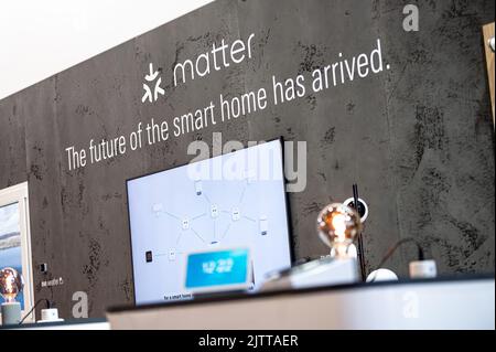 Berlin, Deutschland. 01. September 2022. Der Stand des Smart-Home-Anbieters Eve steht am Pressetag vor der Eröffnung auf der Elektronik-Fachmesse IFA. Die IFA öffnet ihre Hallen am 2. September für die Öffentlichkeit. Quelle: Fabian Sommer/dpa/Alamy Live News Stockfoto