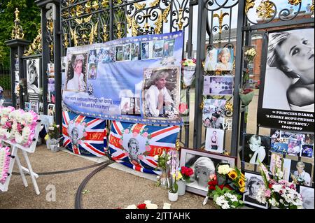 Blumenverehrungen an Prinzessin Diana zum 25.. Todestag. Kensington Palace, Kensington Gardens, London. VEREINIGTES KÖNIGREICH Stockfoto