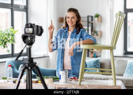 Frau oder Bloggerin zeigt die Renovierung eines alten Stuhls Stockfoto