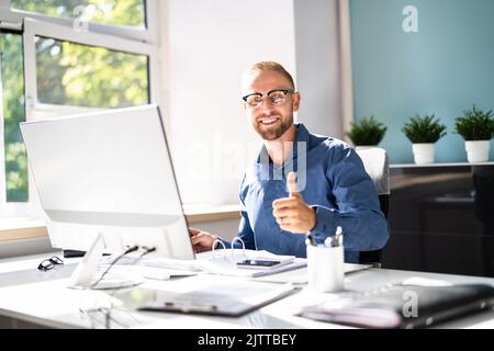 Buchhalter Sachbearbeiter Bankberater Und Auditor Stockfoto