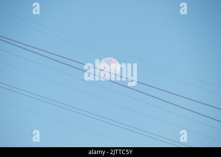 Vollmond mit den zuckerhut-Seilbahnkabeln in rio de janeiro. Stockfoto