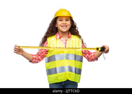 Kleines Mädchen im Bauhelm mit Lineal Stockfoto