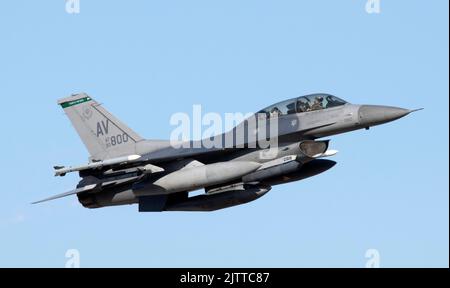AF 90-800 USAF Lockheed Martin (General Dynamics) F-16cm-40-CF Fighting Falcon c/n 1C-290 '31 OG' Landung auf der Start- und Landebahn 07 RAF Lakenheath, 31.. August 202 Stockfoto