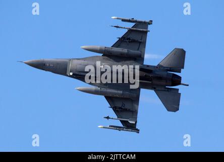 A USAF Lockheed Martin (General Dynamics) F-16cm-40-CF Fighting Falcon c/n 1C-290 '31 OG' Breaking Tyo Land at Runway 07 RAF Lakenheath, 31.. August 2 Stockfoto