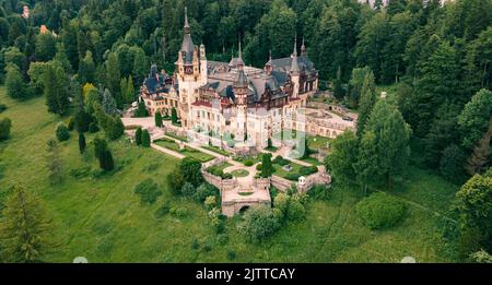 Luftaufnahmen von Schloss Peles in Rumänien. Die Fotografie wurde von einer Drohne in einer höheren Höhe aufgenommen, wobei die Kamera nach unten in Richtung Burg zeigte Stockfoto