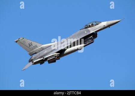 AF 89-016 USAF Lockheed Martin (General Dynamics) F-16cm-40-CF Fighting Falcon c/n 1C-290 '31 OG' beim Start auf der Runway 07 RAF Lakenheath, 31.. August Stockfoto