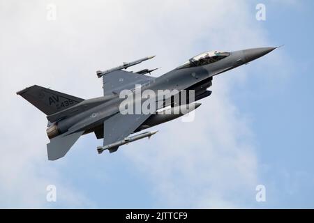 AF 88-435 USAF Lockheed Martin (General Dynamics) F-16cm-40-CF Fighting Falcon c/n 1C-290 '31 OG' beim Start auf der Runway 07 RAF Lakenheath, 31.. August Stockfoto