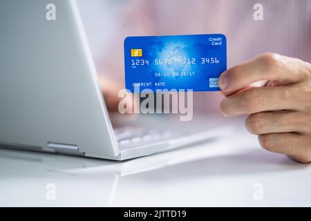 Glückliches Paar, Das Laptop Und Kreditkarte Benutzt, Um Online Zu Hause Einzukaufen Stockfoto