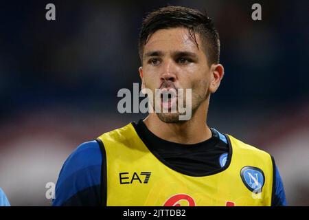 Der argentinische Stürmer von SSC Napoli Giovanni Simeone schaut während des Fußballspiels der Serie A zwischen SSC Napoli und Lecce. SSC Napoli und Lecce ziehen 1-1. Stockfoto