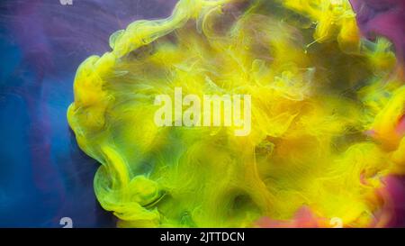Tinte Wasser Burst Fantasie Wolke gelbe Farbe fließen Stockfoto